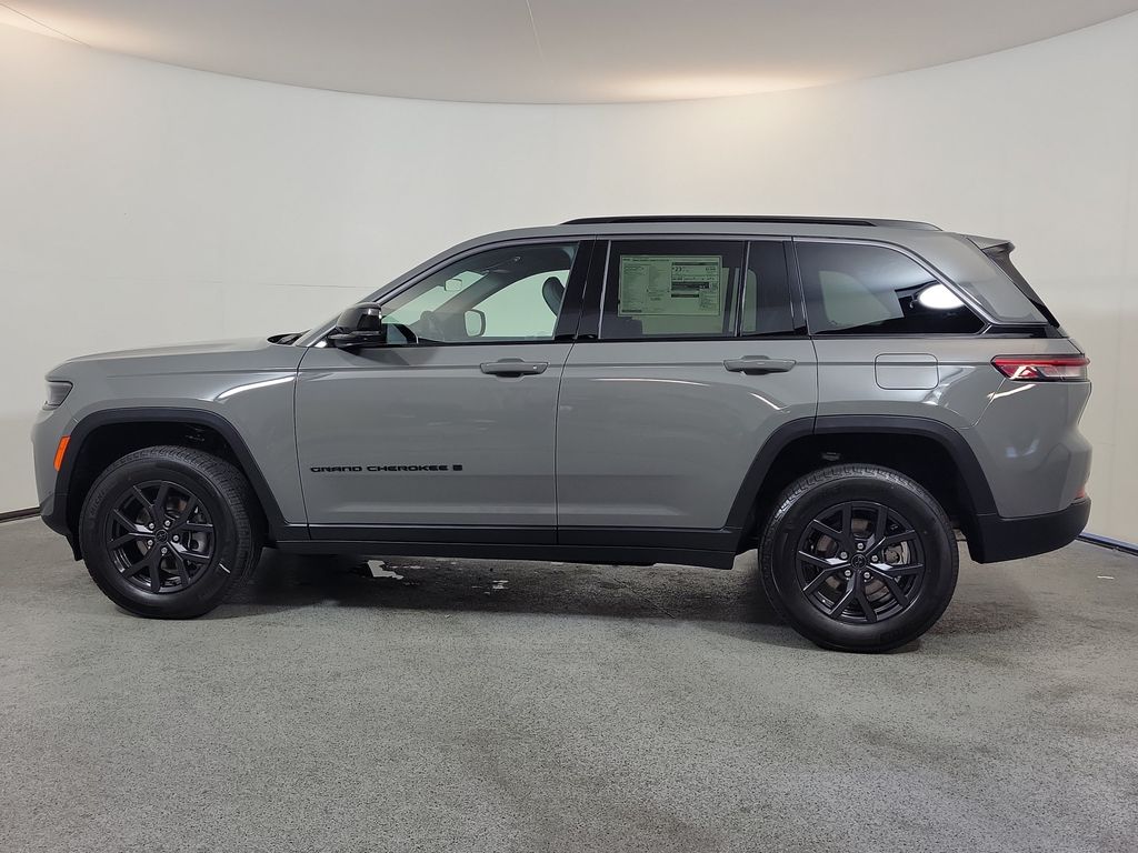 New 2027 Jeep Grand Cherokee 2 Row LAREDO 4X Sport Utility