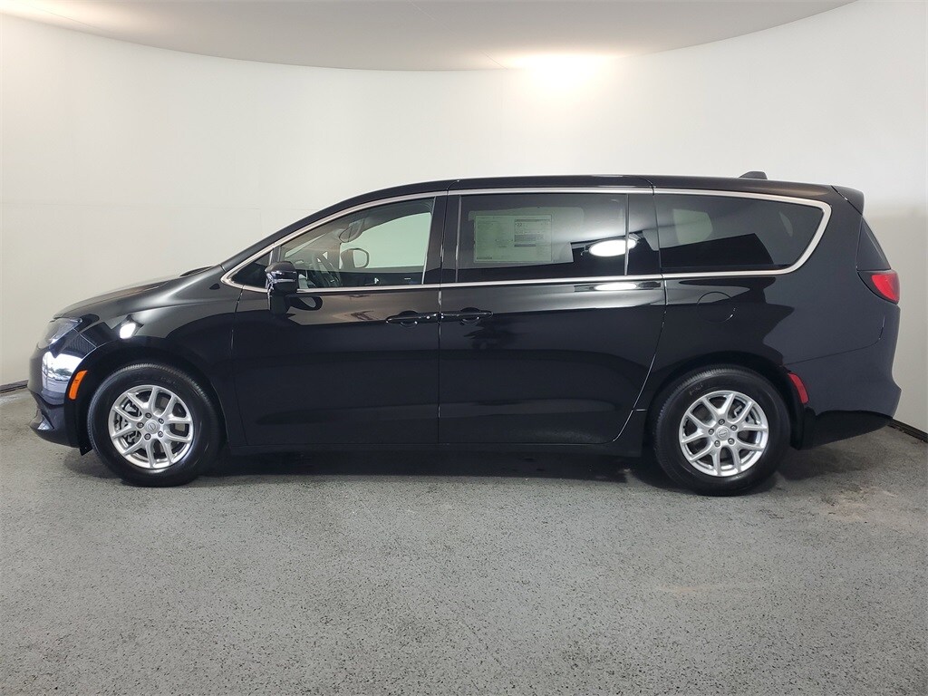 2026 Chrysler Voyager LX photo 4