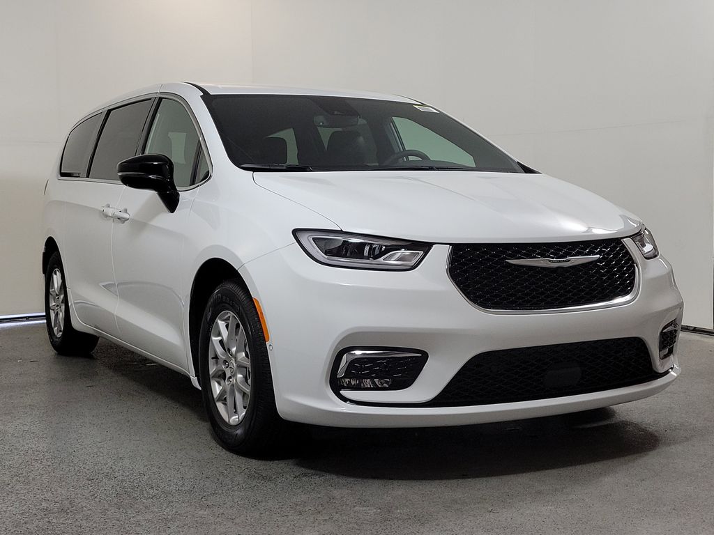 2026 Chrysler Pacifica Select's photo