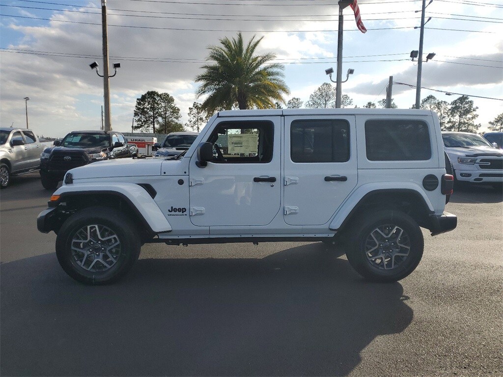 2025 Jeep Wrangler Sahara photo 4