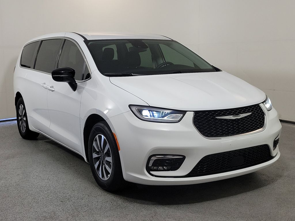 2024 Chrysler Pacifica Hybrid Select PHEV's photo