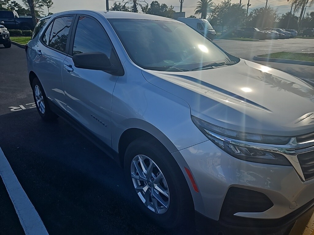 2022 Chevrolet Equinox LS photo 3