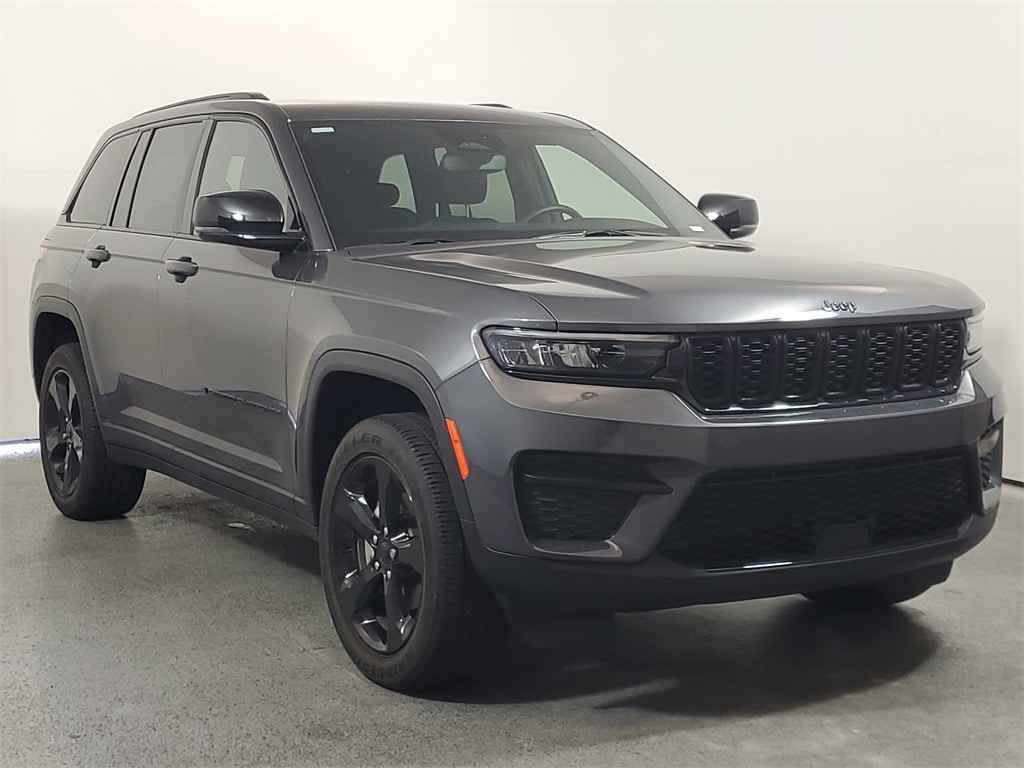 2022 Jeep Grand Cherokee Altitude's photo