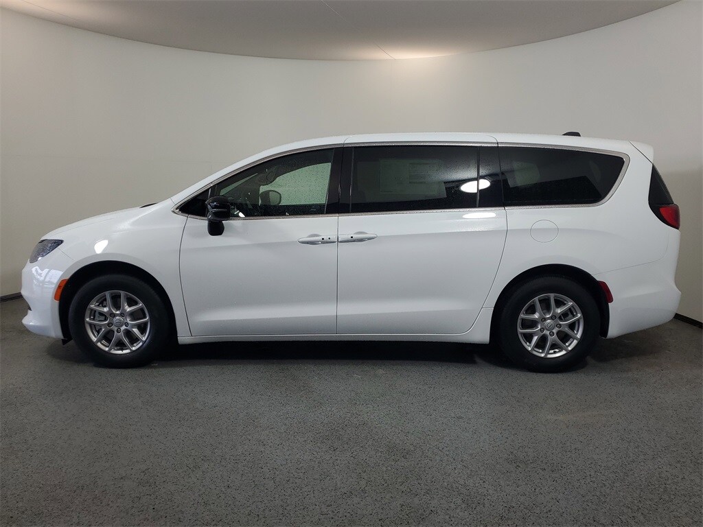 2026 Chrysler Voyager LX photo 4