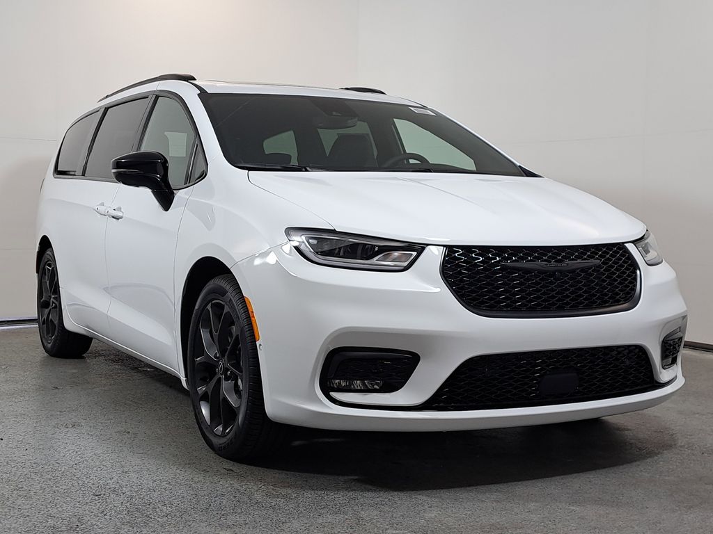 2026 Chrysler Pacifica Limited's photo