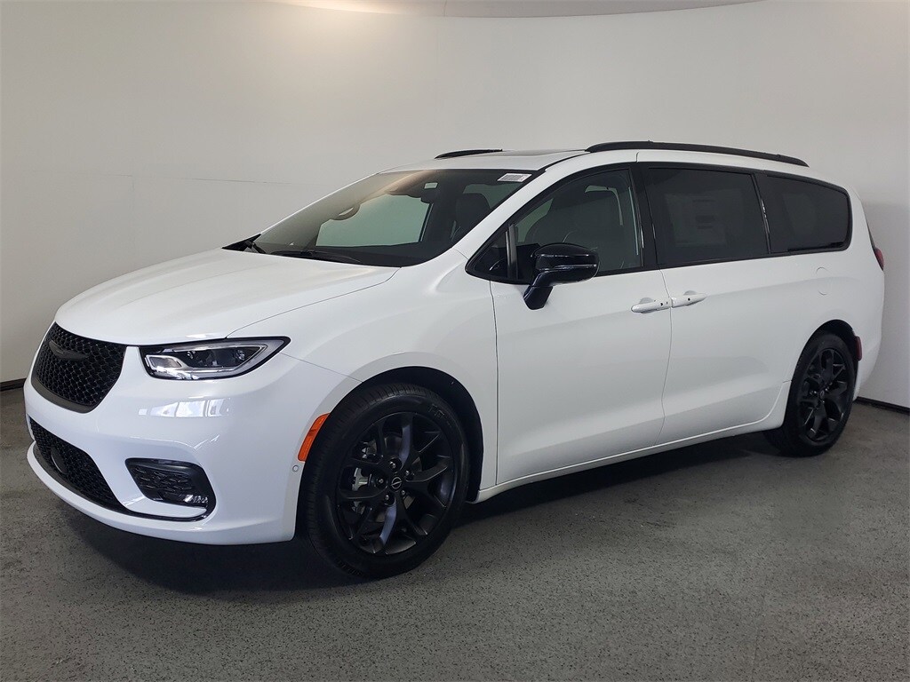 2026 Chrysler Pacifica Limited photo 3