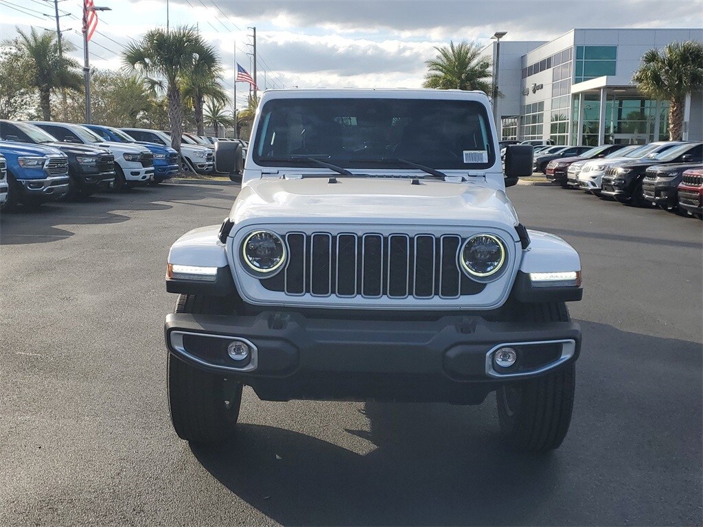 2025 Jeep Wrangler Sahara photo 2