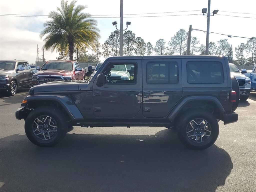 2025 Jeep Wrangler Sahara photo 4
