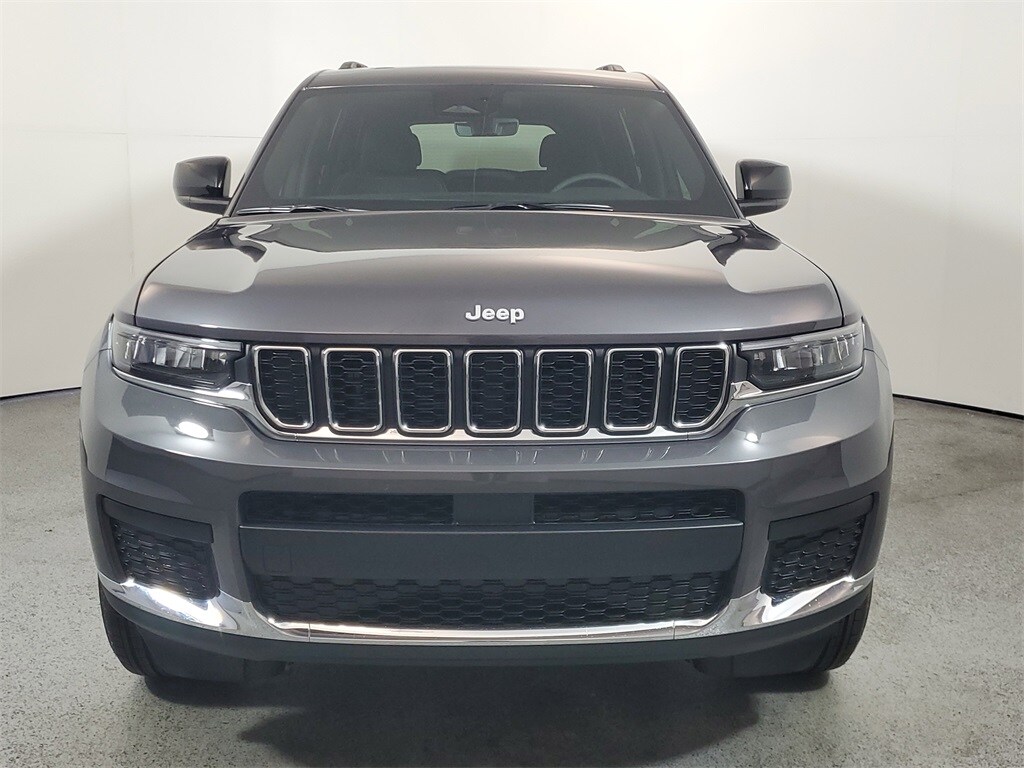 2025 Jeep Grand Cherokee Laredo photo 2