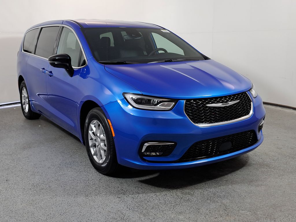 2026 Chrysler Pacifica Select's photo