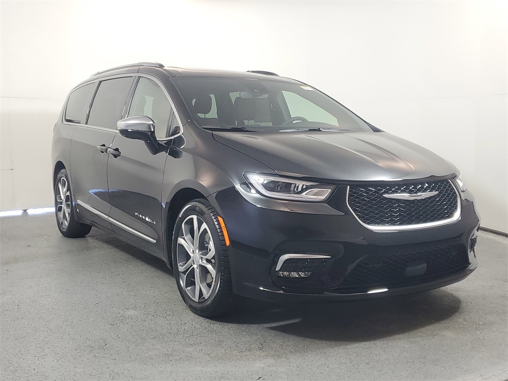 2026 Chrysler Pacifica Pinnacle's photo