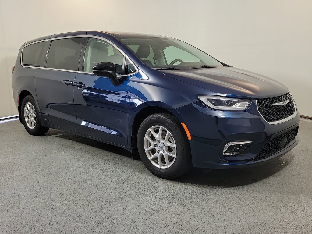 2024 Chrysler Pacifica Touring L's photo