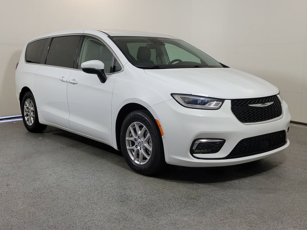 2023 Chrysler Pacifica Touring L's photo