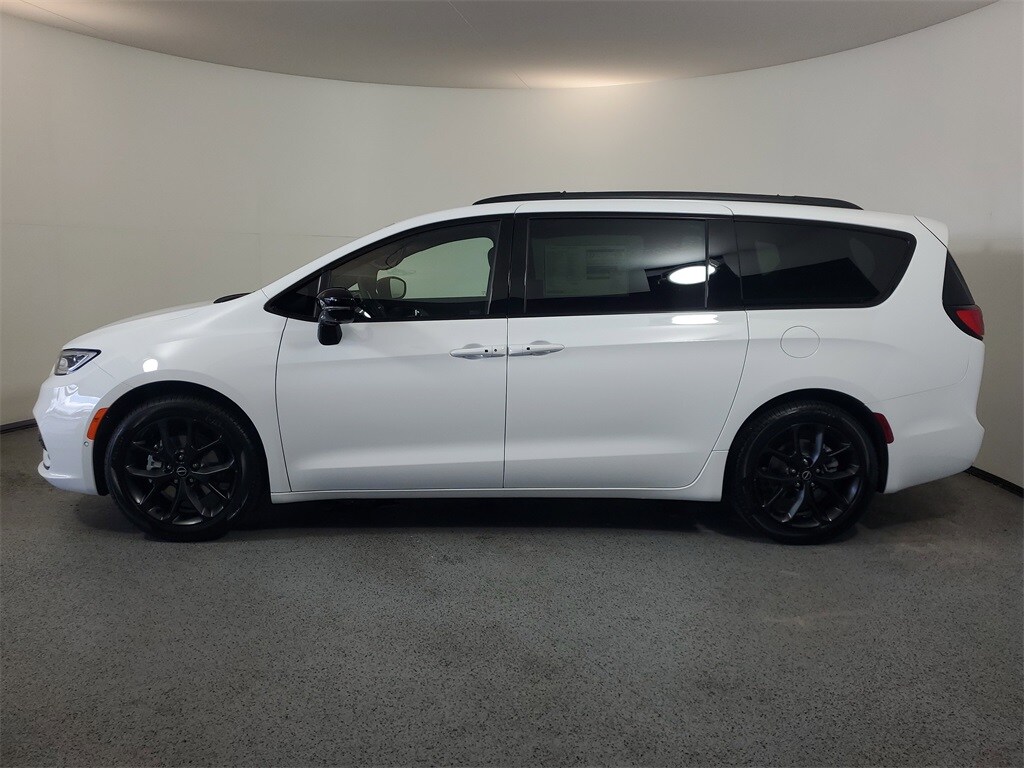 2026 Chrysler Pacifica Limited photo 4