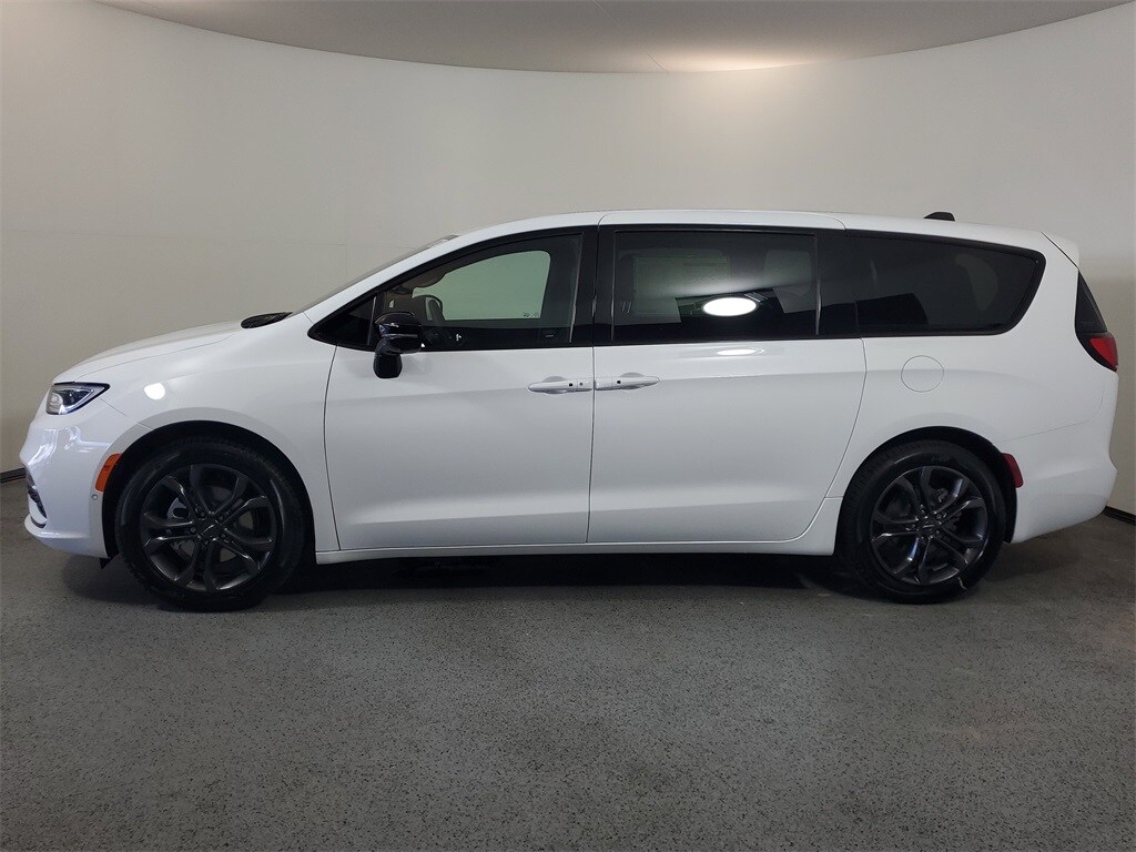 2026 Chrysler Pacifica photo 4