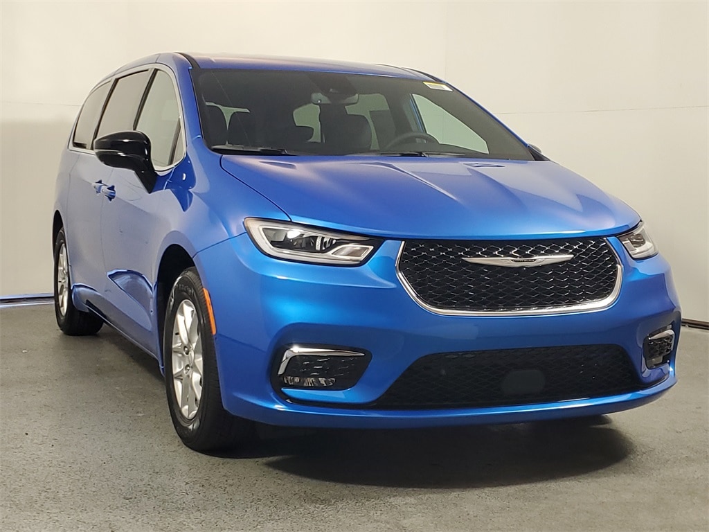 2026 Chrysler Pacifica Select's photo