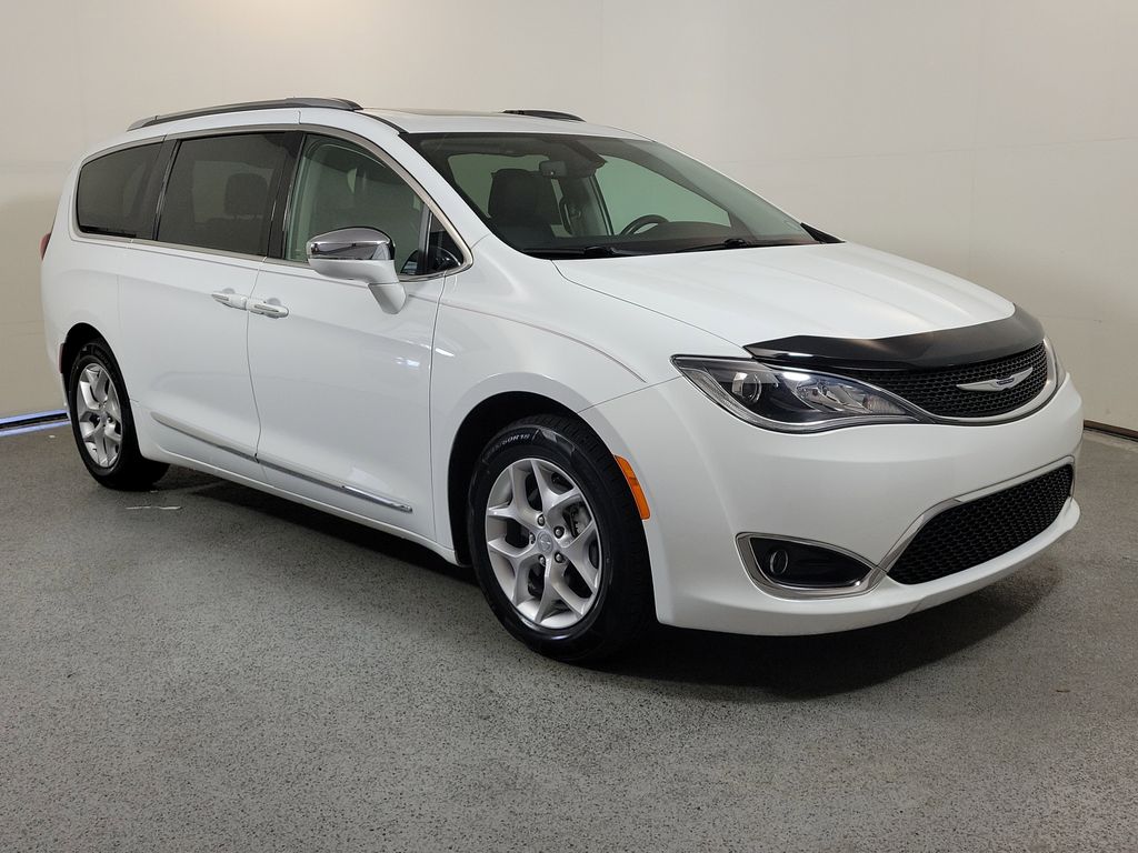 2019 Chrysler Pacifica Limited's photo