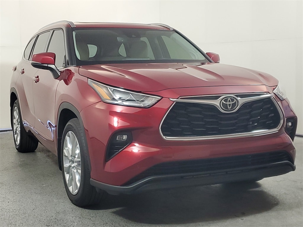 2022 Toyota Highlander Limited's photo
