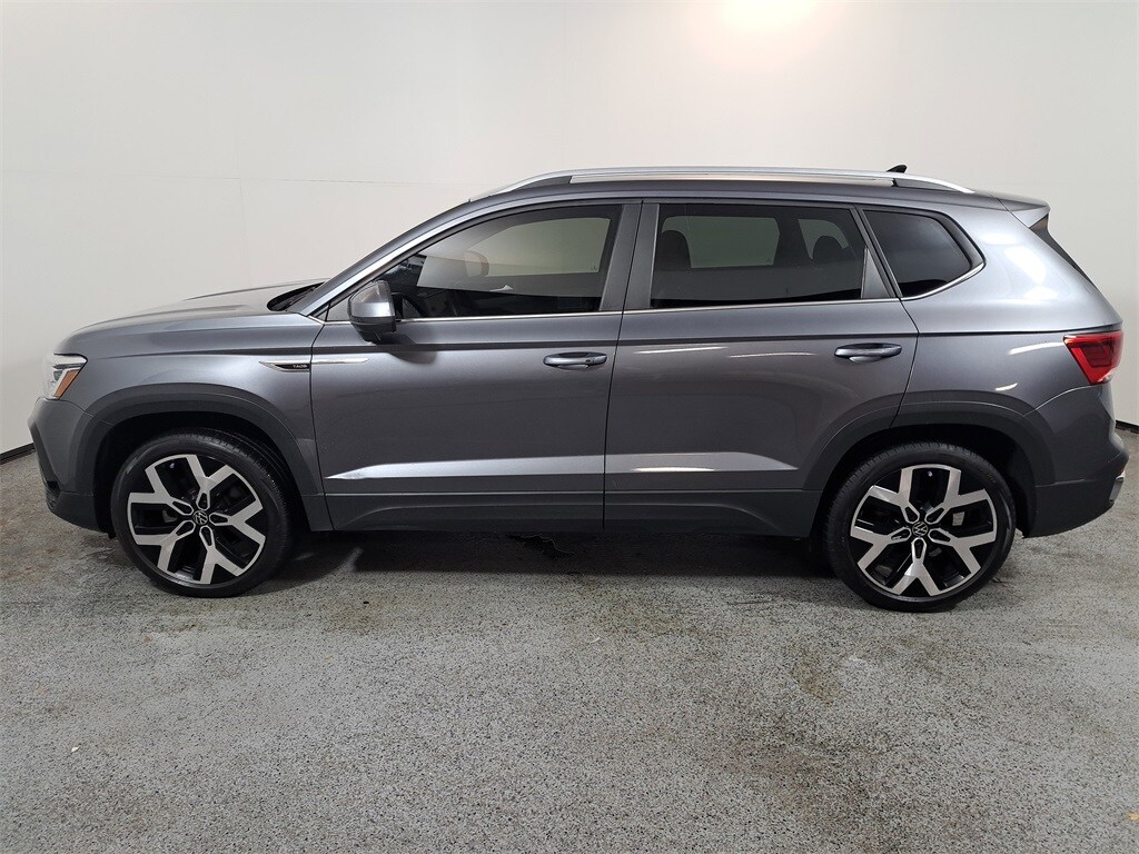 2022 Volkswagen Taos SEL photo 2