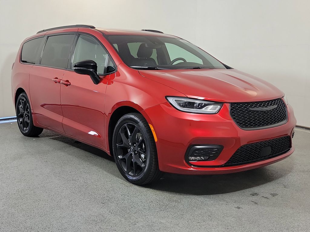 2026 Chrysler Pacifica Select's photo