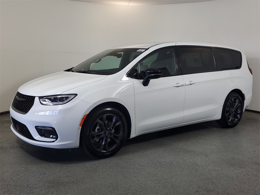 2026 Chrysler Pacifica photo 3