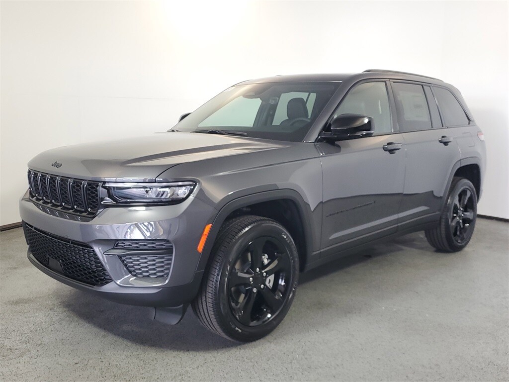2025 Jeep Grand Cherokee Altitude photo 3