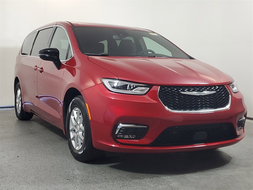 2026 Chrysler Pacifica Select's photo
