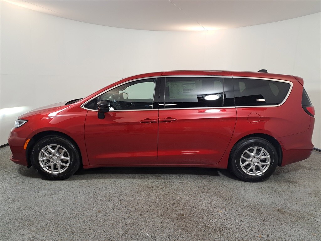 2026 Chrysler Pacifica photo 4