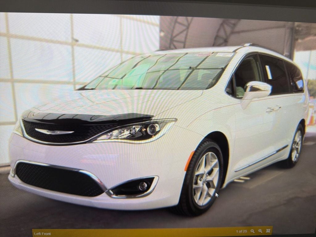 2019 Chrysler Pacifica Limited's photo