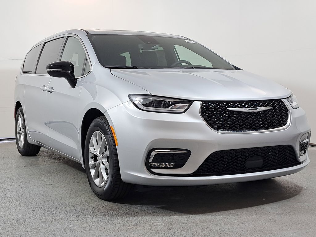 2026 Chrysler Pacifica Limited's photo