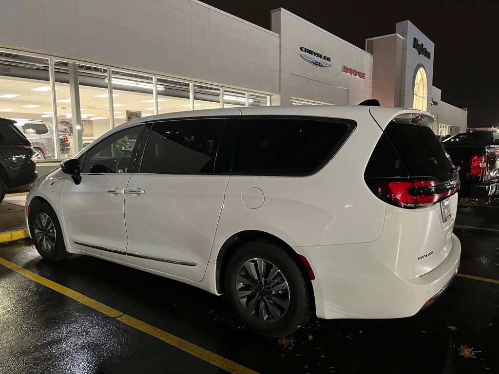 2023 Chrysler Pacifica Hybrid Limited photo 4