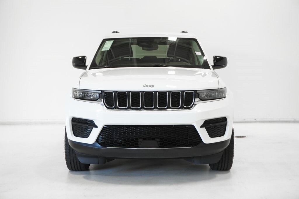 2022 Jeep Grand Cherokee Laredo photo 3