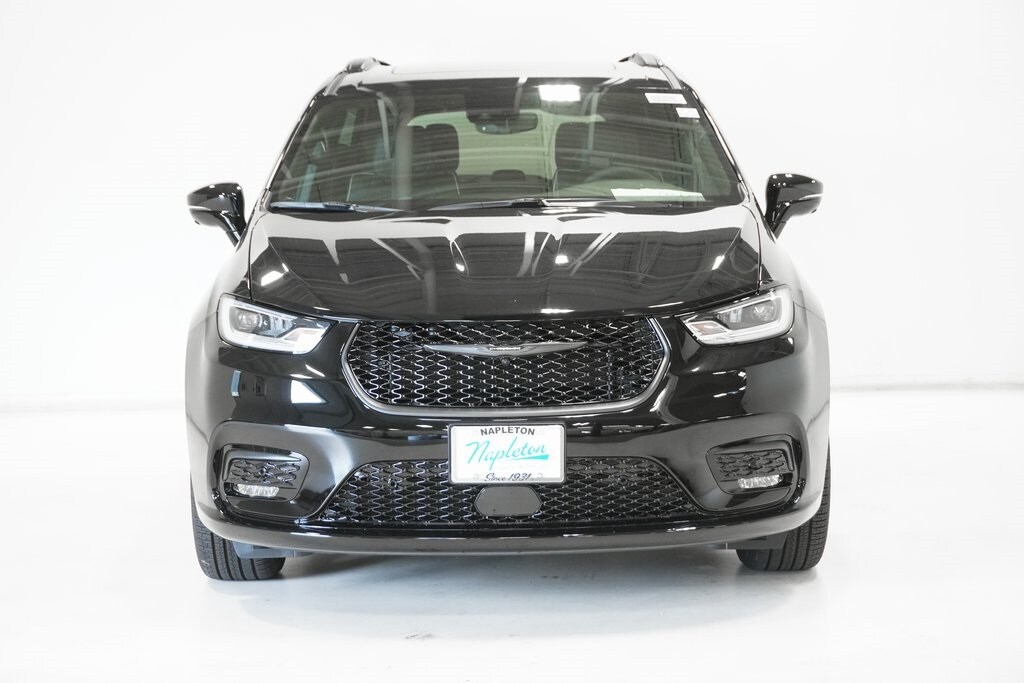 2026 Chrysler Pacifica Limited photo 3