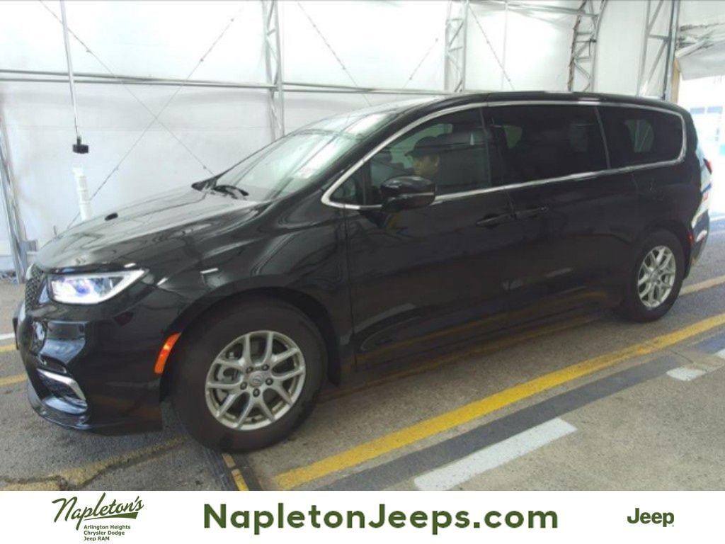 2025 Chrysler Pacifica Select's photo