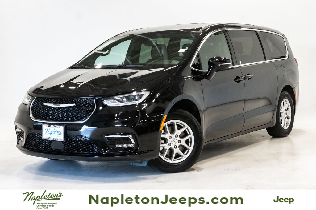 2025 Chrysler Pacifica Select's photo