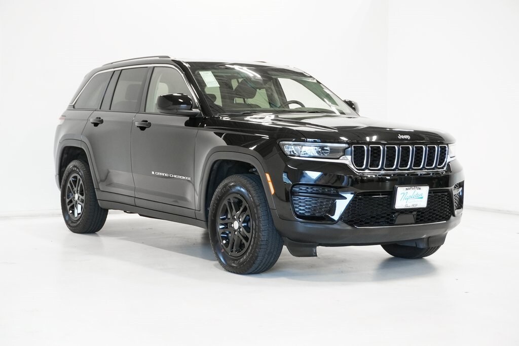 2022 Jeep Grand Cherokee Laredo photo 4