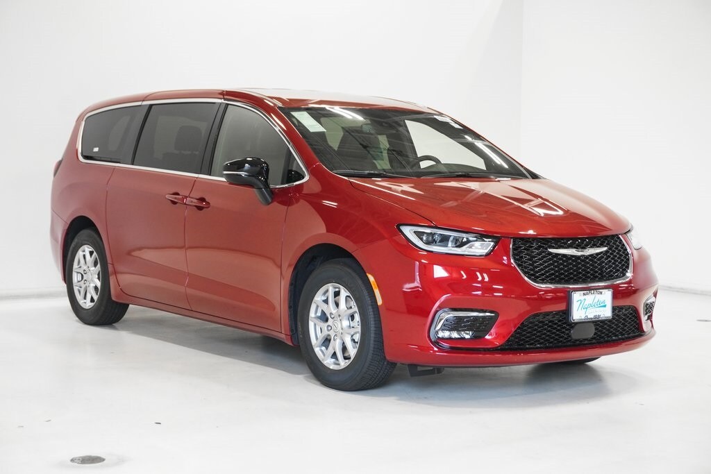 2026 Chrysler Pacifica photo 4