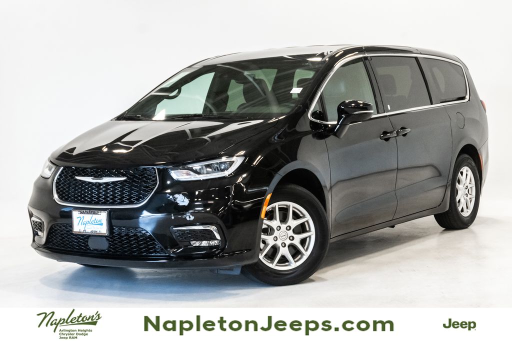 2025 Chrysler Pacifica Select's photo