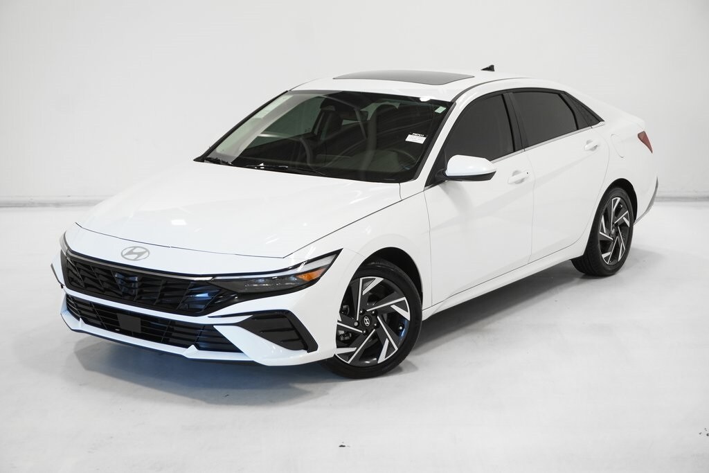 2025 Hyundai Elantra SEL Convenience photo 2