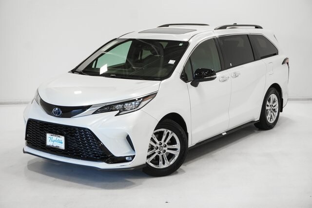 2023 Toyota Sienna XSE photo 2