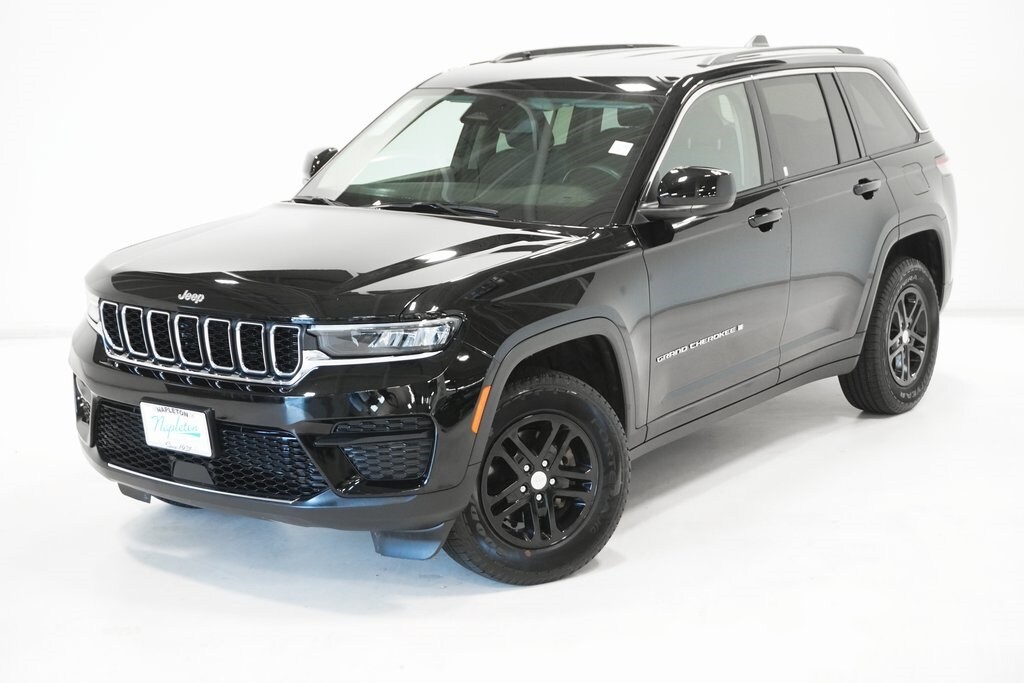 2022 Jeep Grand Cherokee Laredo photo 2