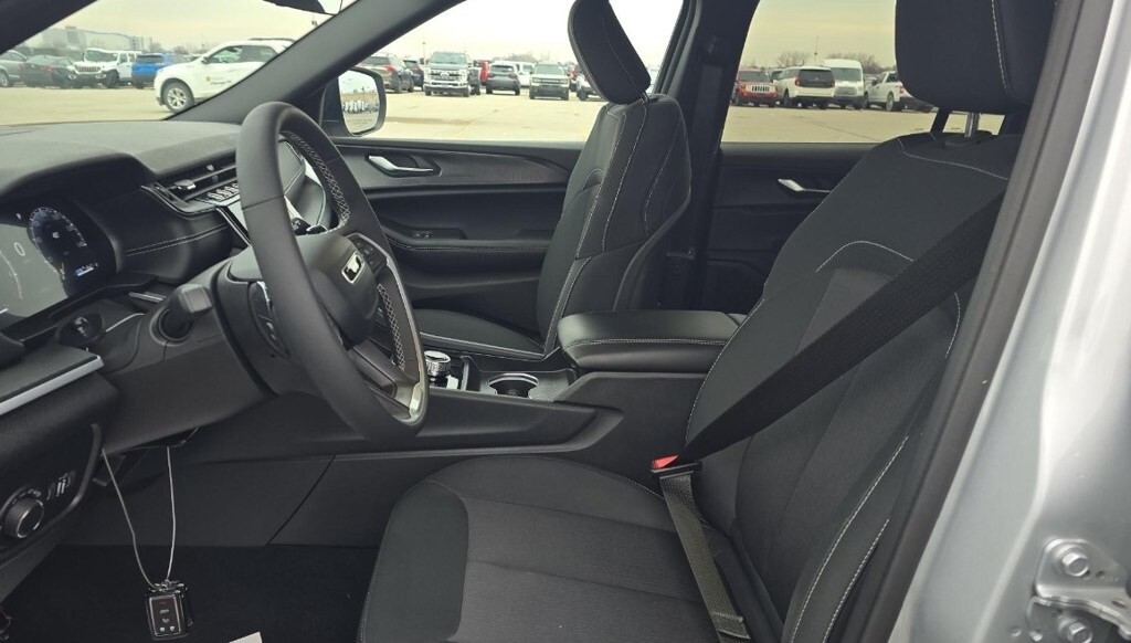 Used 2025 Jeep Grand Cherokee Laredo SUV