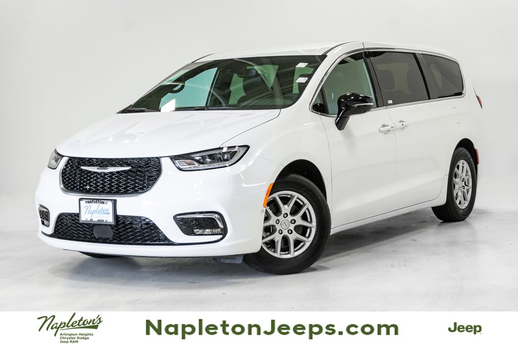 2026 Chrysler Pacifica Select's photo