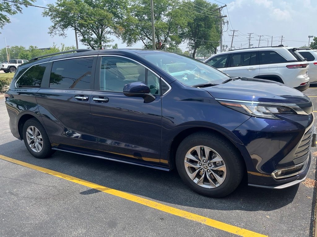 Used 2023 Toyota Sienna XLE Minivan/Van