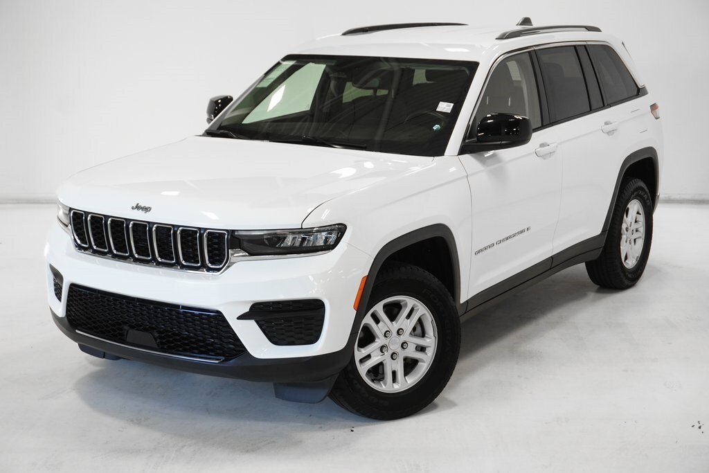 2022 Jeep Grand Cherokee Laredo photo 2