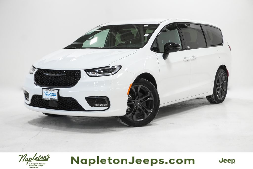 2026 Chrysler Pacifica Select's photo