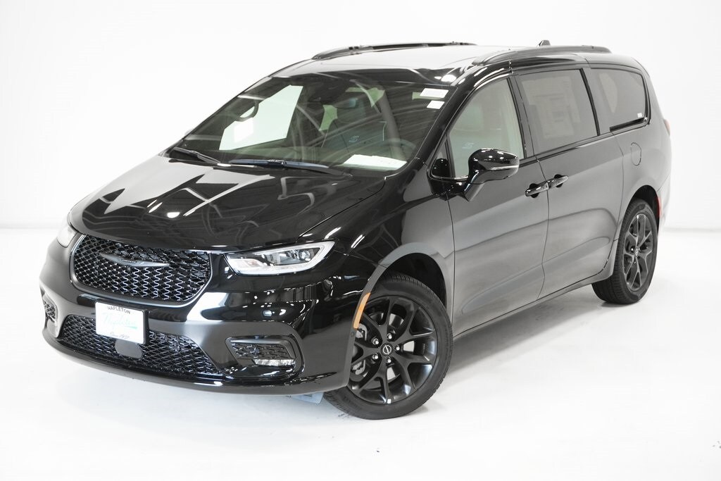 2026 Chrysler Pacifica Limited photo 2