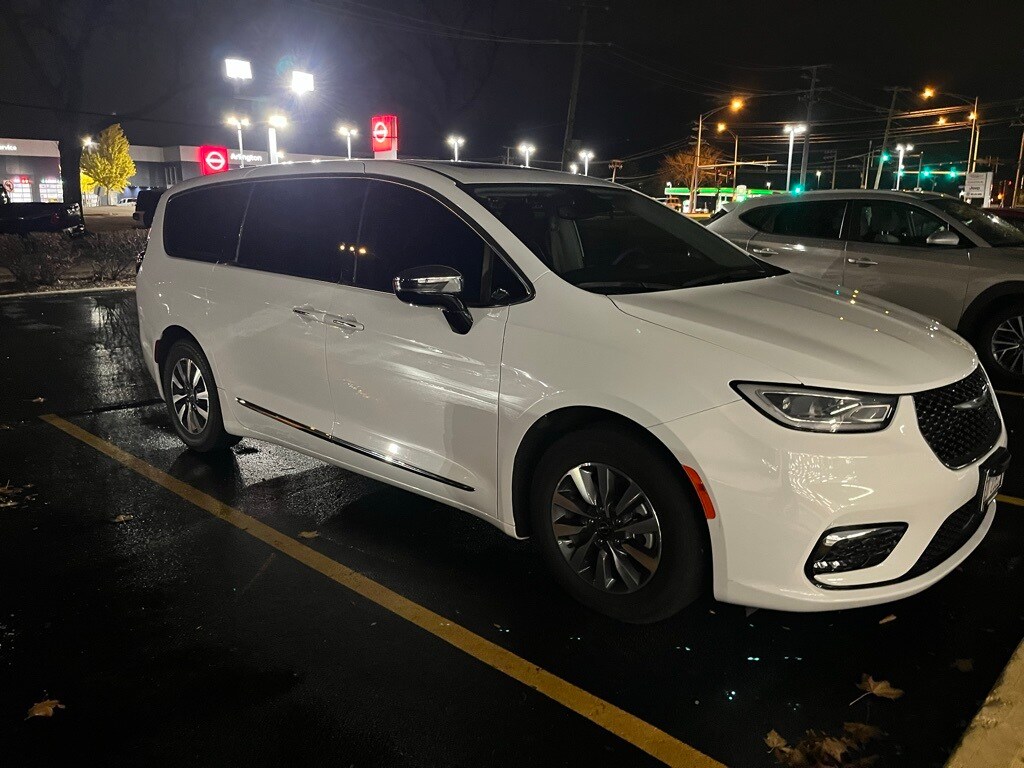 2023 Chrysler Pacifica Hybrid Limited photo 2