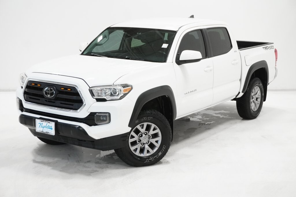 Used 2018 Toyota Tacoma SR5 with VIN 3TMCZ5AN2JM156033 for sale in Arlington Heights, IL