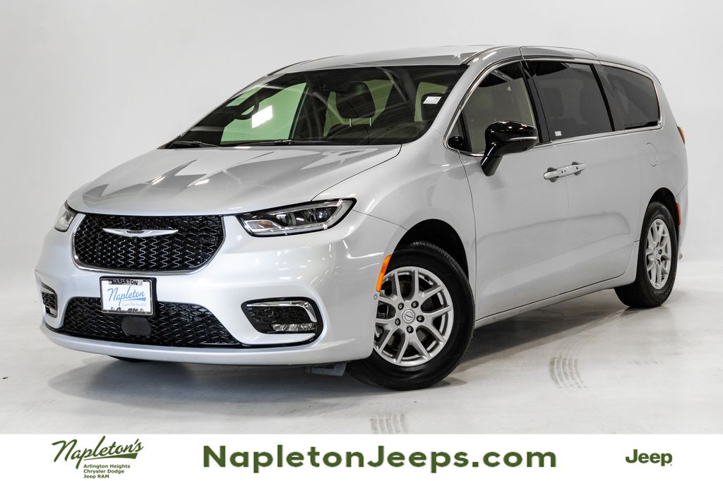 2026 Chrysler Pacifica Select's photo